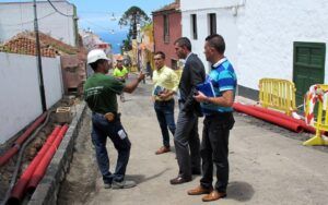 180714 Plan de Barrios calle El Sol alcalde y Adolfo visita 2