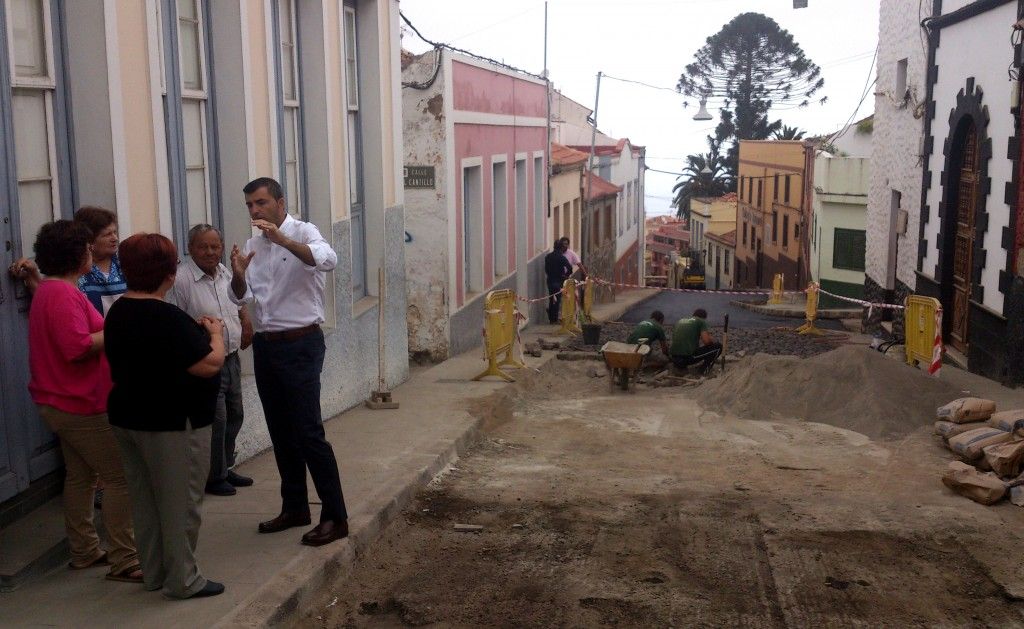 Alcalde con vecinos visita obra calle El Sol