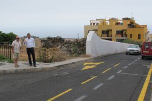250814 Alcalde con vecino visita calle El Cantillo previa asfaltado Plan de Barrios