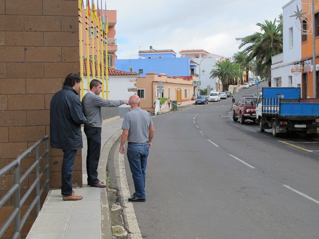 211114 Alcalde y concejales Juan Carlos y Manuel en carretera general Icod el Alto