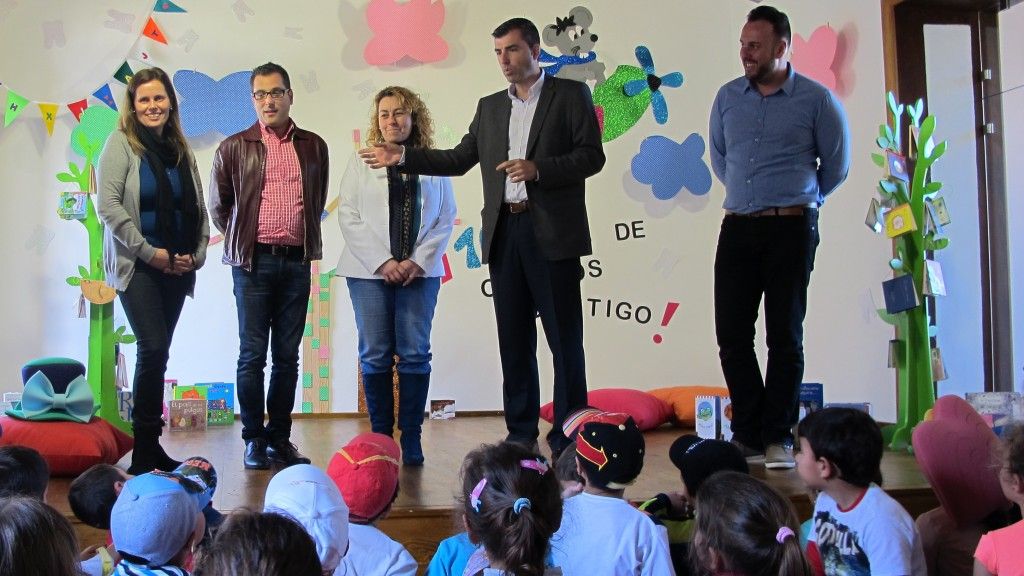 120315 Visita alcalde y concejales Sandra y Adolfo El Museo de los Cuentos con alumnos CEO La Pared