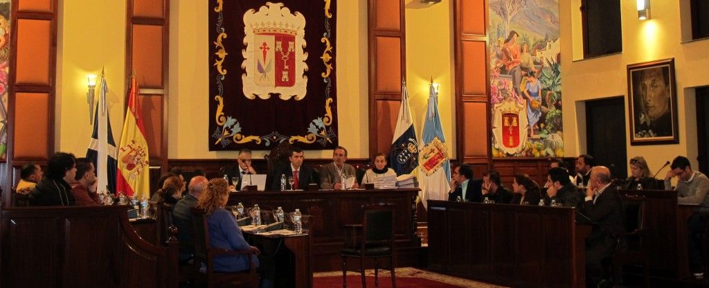 260215 Pleno aprobacion honores Pedro Fuentes lectura ex alcalde Jos   Vicente Hern  ndez
