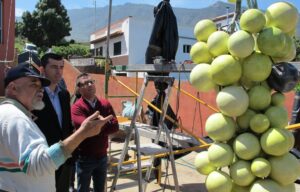 300315 Visita taller escultor Francisco Palmero alcalde y concejal Adolfo monumento al cultivo de la vid 11