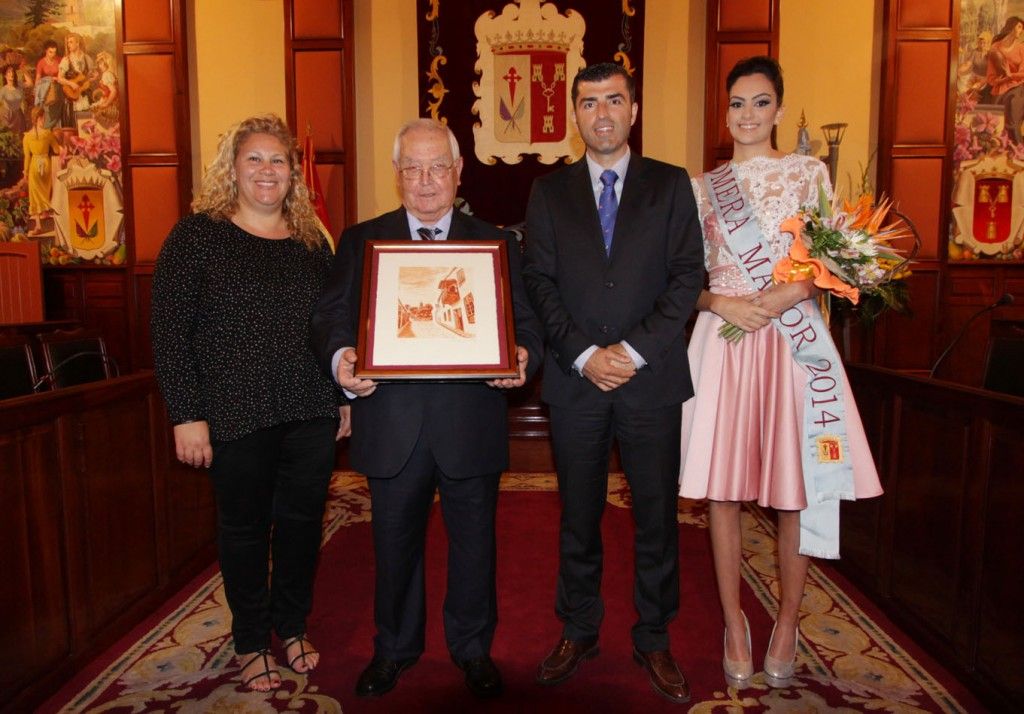 290415 Acto pregon Fiestas de Mayo 2015 alcalde concejala Isabel don Antonio y Romera 2014