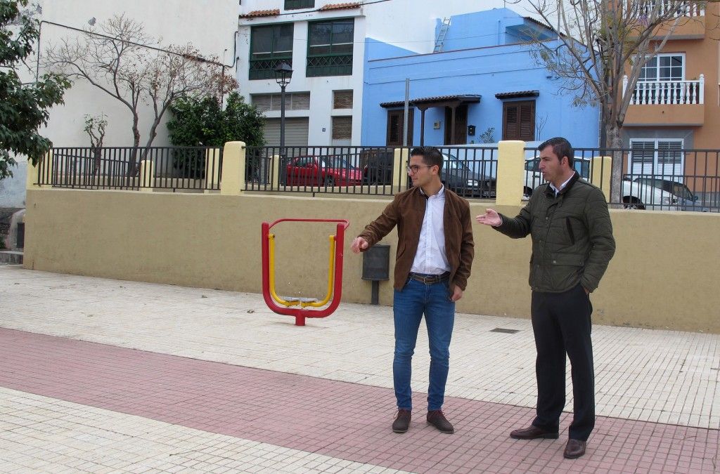 Construccion parque infantil plaza La Ladera del Toscal alcalde y concejal Dar  o