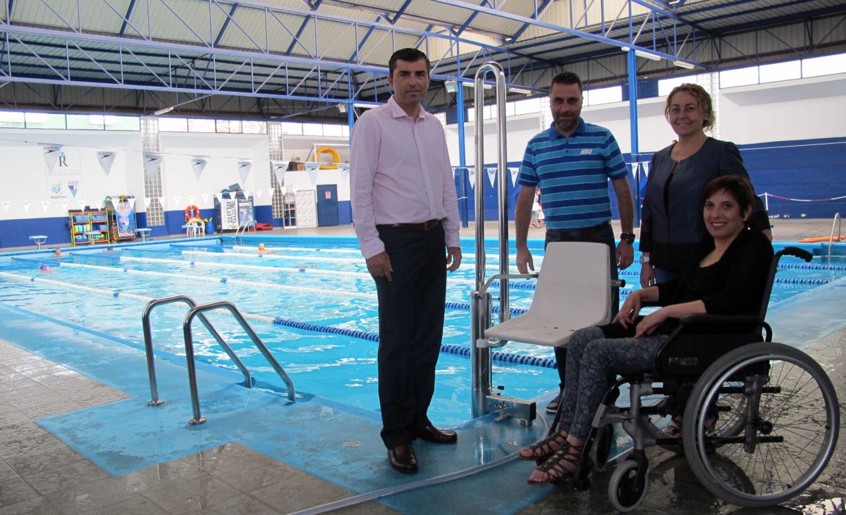 060814 Visita a Piscina Municipal alcalde Benito Sandra silla adaptada discapacitados