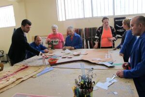060617 Visita alcalde y concejala Olga visita taller ocupacional 1