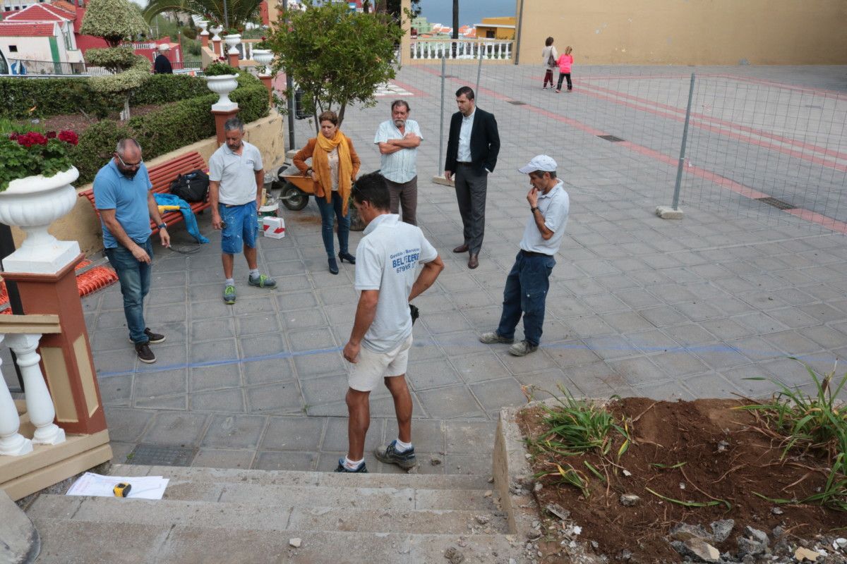 260318 Visita inicio obra Plan de Barrios construcción escenario plaza de La Carrera